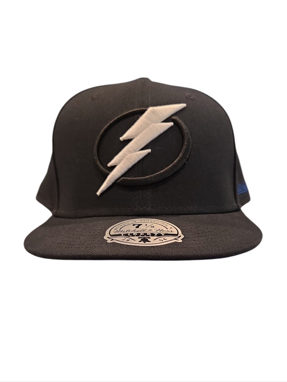 MITCHELL & NESS TAMPA BAY LIGHTNING 7 1/2 FITTED BASEBALL HAT. BLACK/ WHITE.